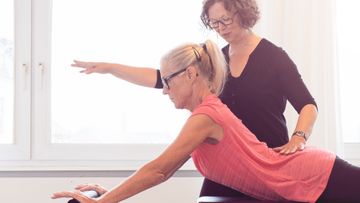 Hvad skal man kunne for at træne Pilates? - Moving Mensch Pilates