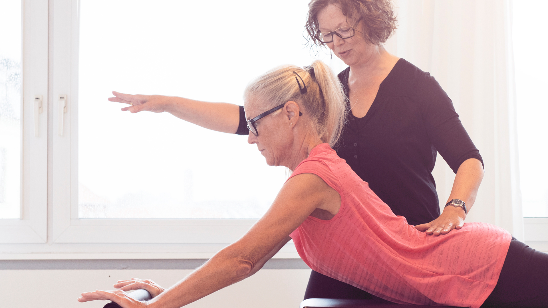 Hvad skal man kunne for at træne Pilates? - Moving Mensch Pilates